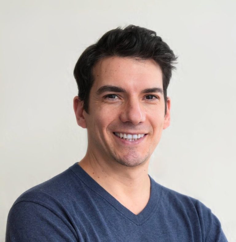 osteopath-pablo-catalan-medina Porträtfoto von Osteopath Pablo Catalan Medina in der Praxis.